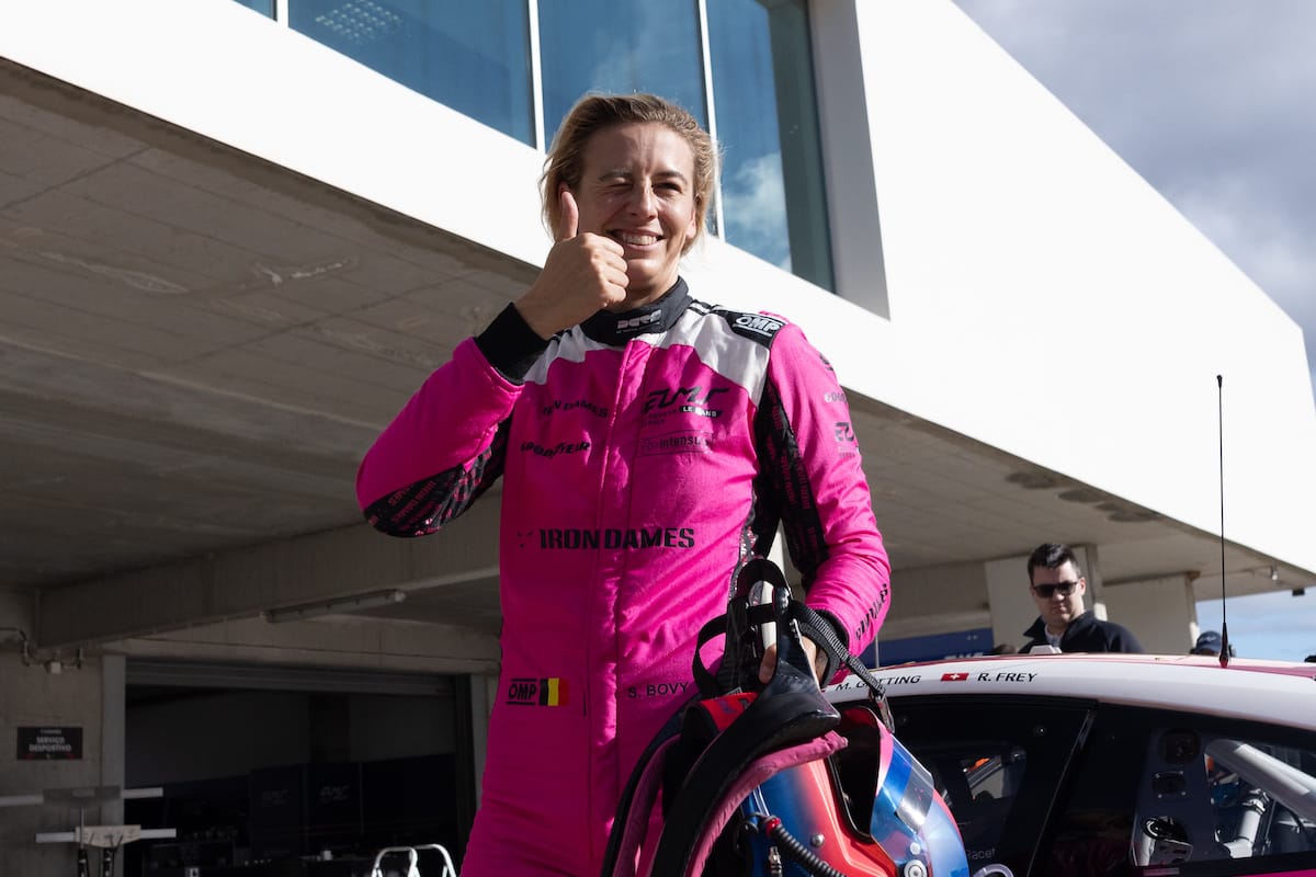 Sarah Bovy winks her right eye and shows a thumbs-up at the camera 